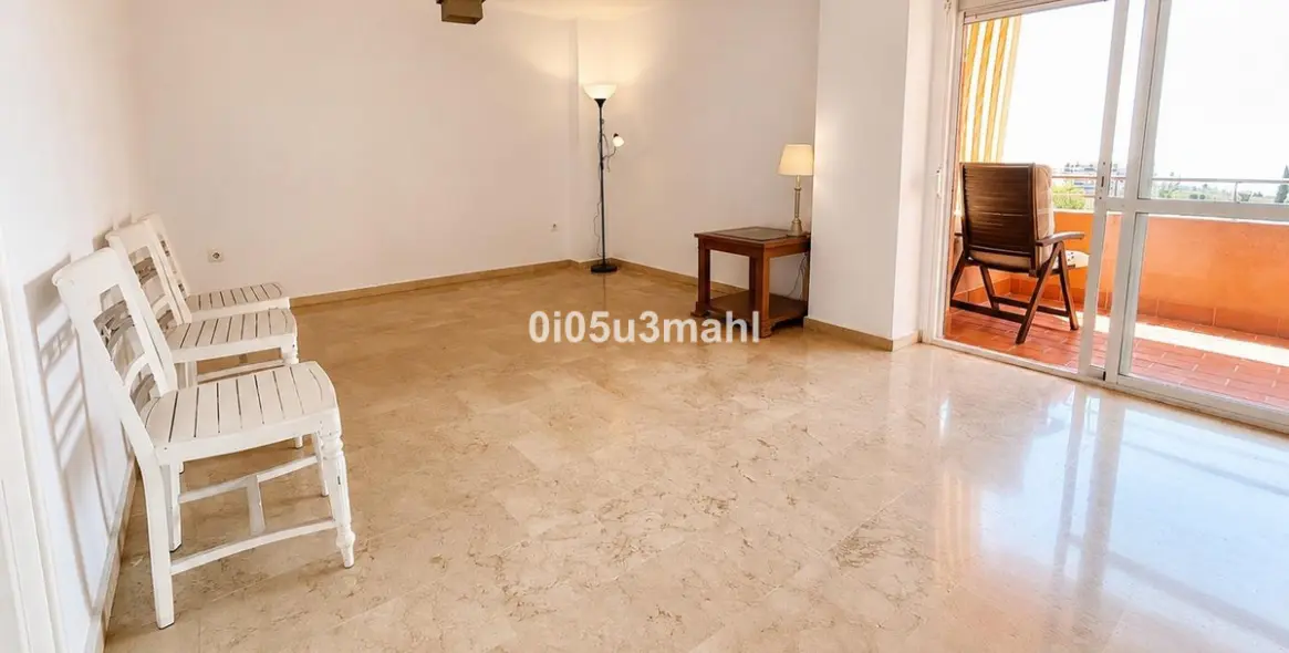 Sale of middle floor apartment in El Palo 4