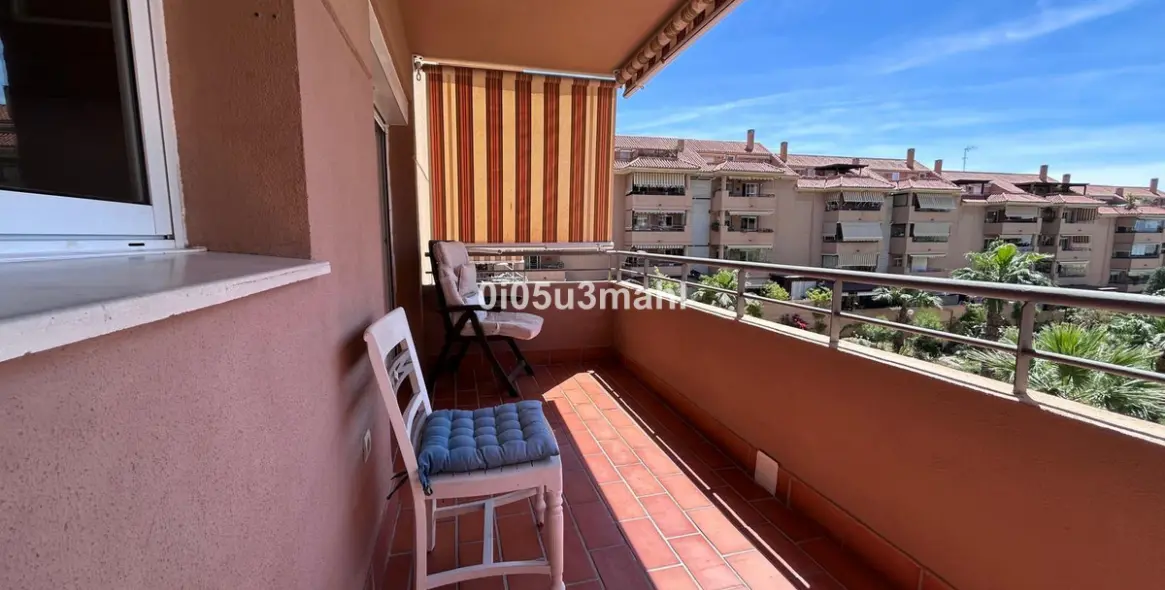 Sale of middle floor apartment in El Palo 5