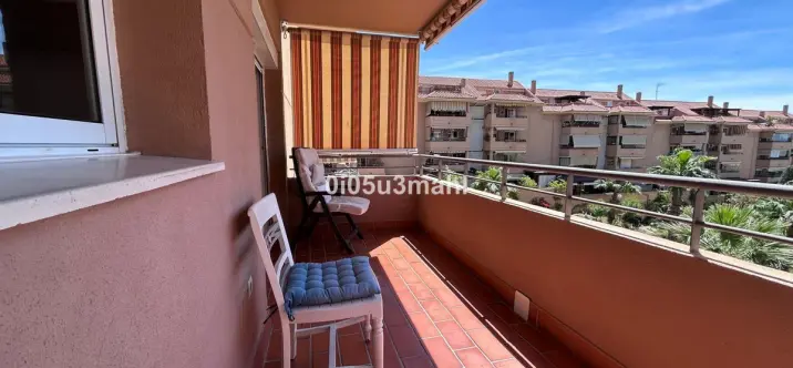 Sale of middle floor apartment in El Palo 4