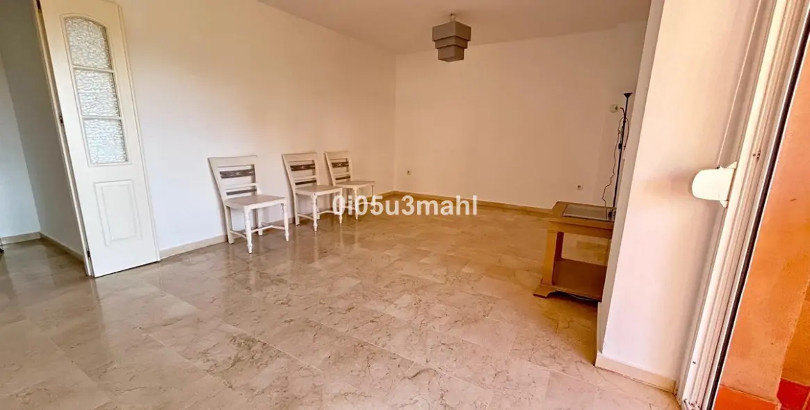 Sale of middle floor apartment in El Palo 8