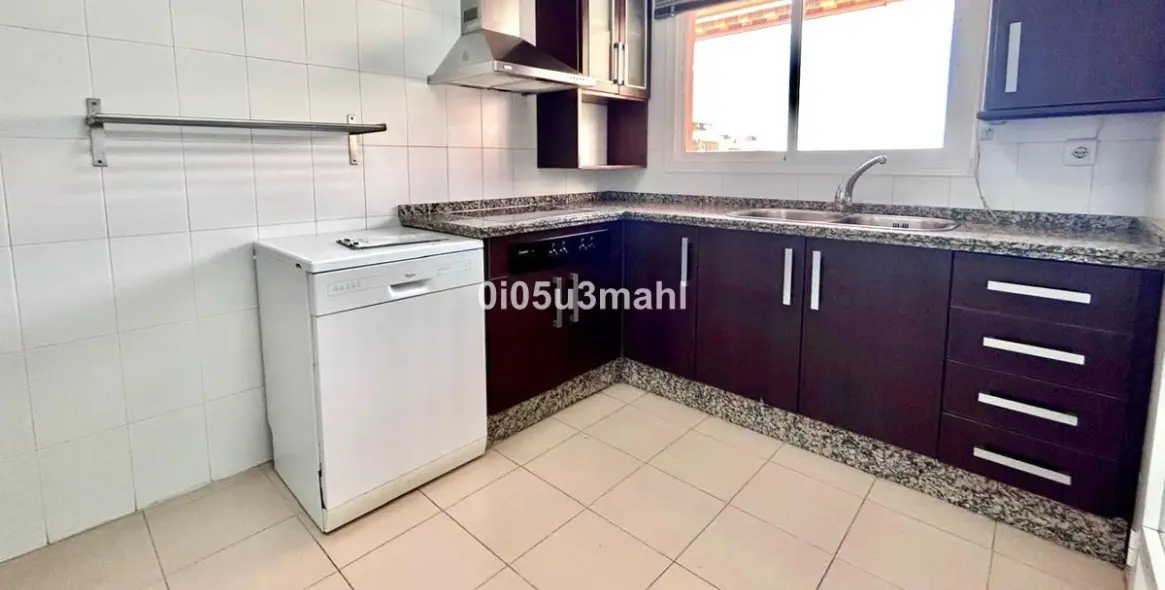 Sale of middle floor apartment in El Palo 9