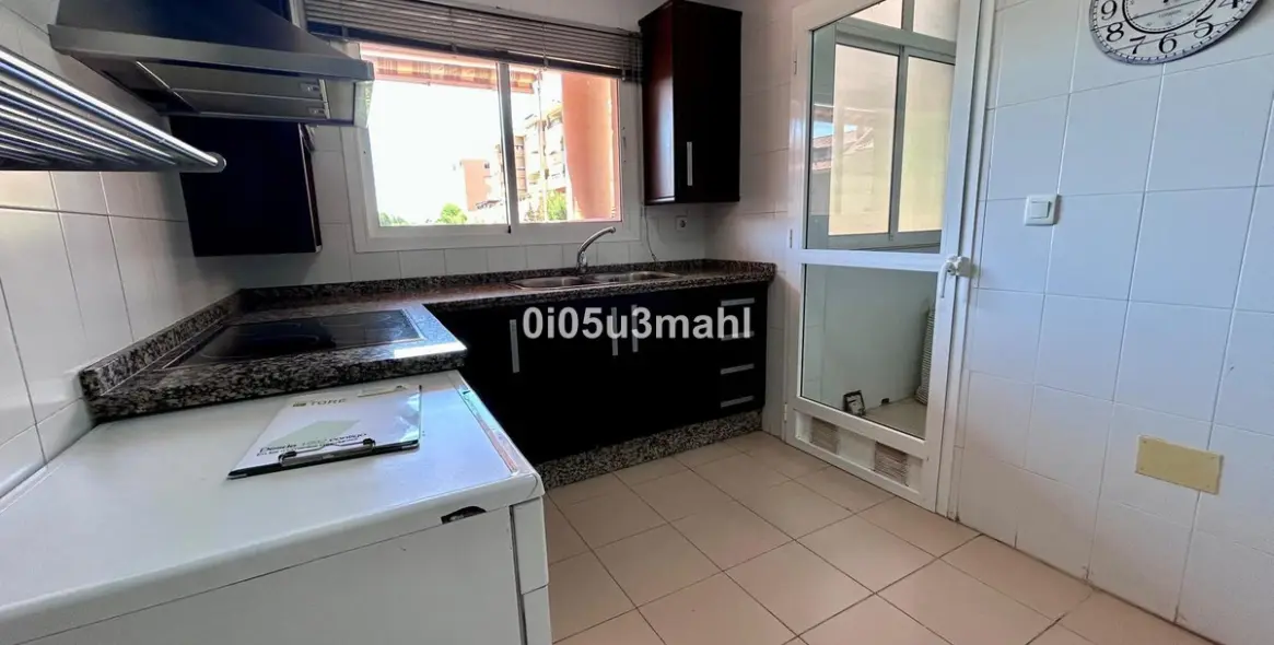 Sale of middle floor apartment in El Palo 11