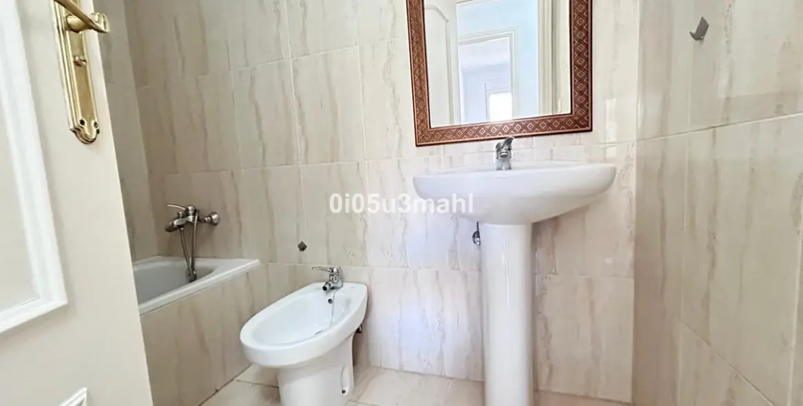 Sale of middle floor apartment in El Palo 16