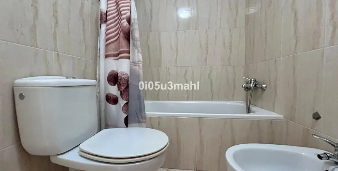 Sale of middle floor apartment in El Palo 17
