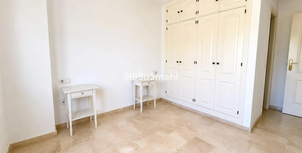 Sale of middle floor apartment in El Palo 22