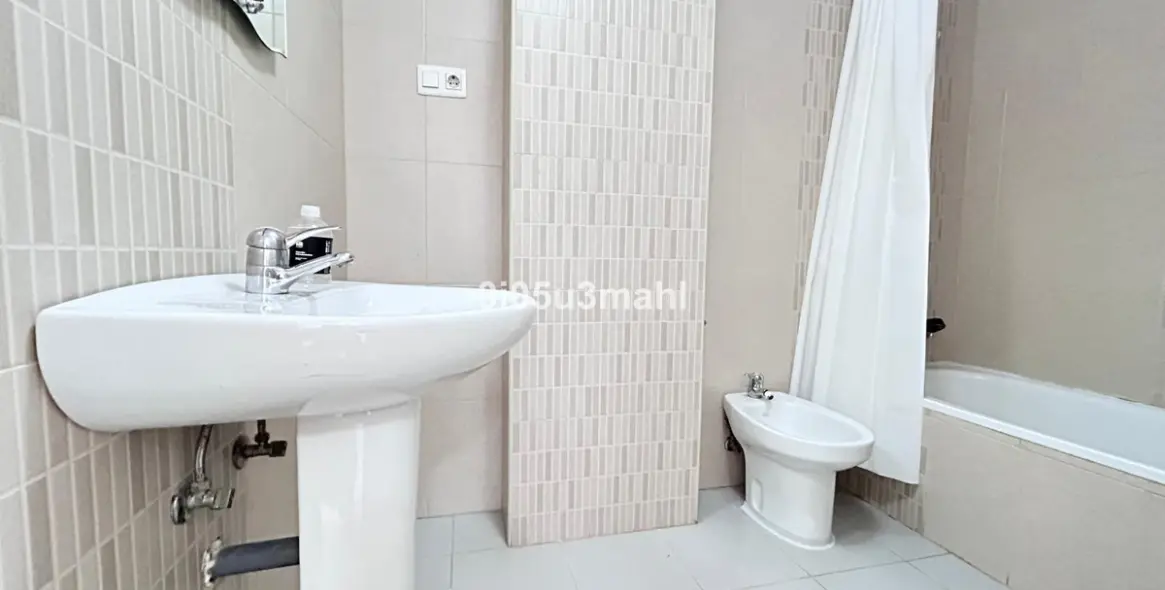 Sale of middle floor apartment in El Palo 24