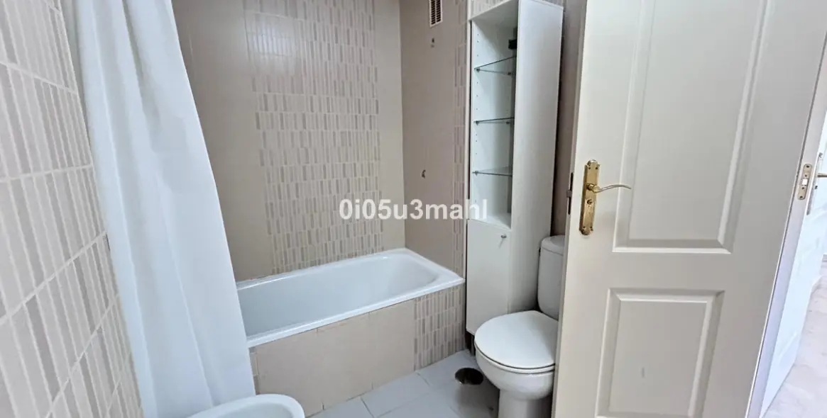 Sale of middle floor apartment in El Palo 25
