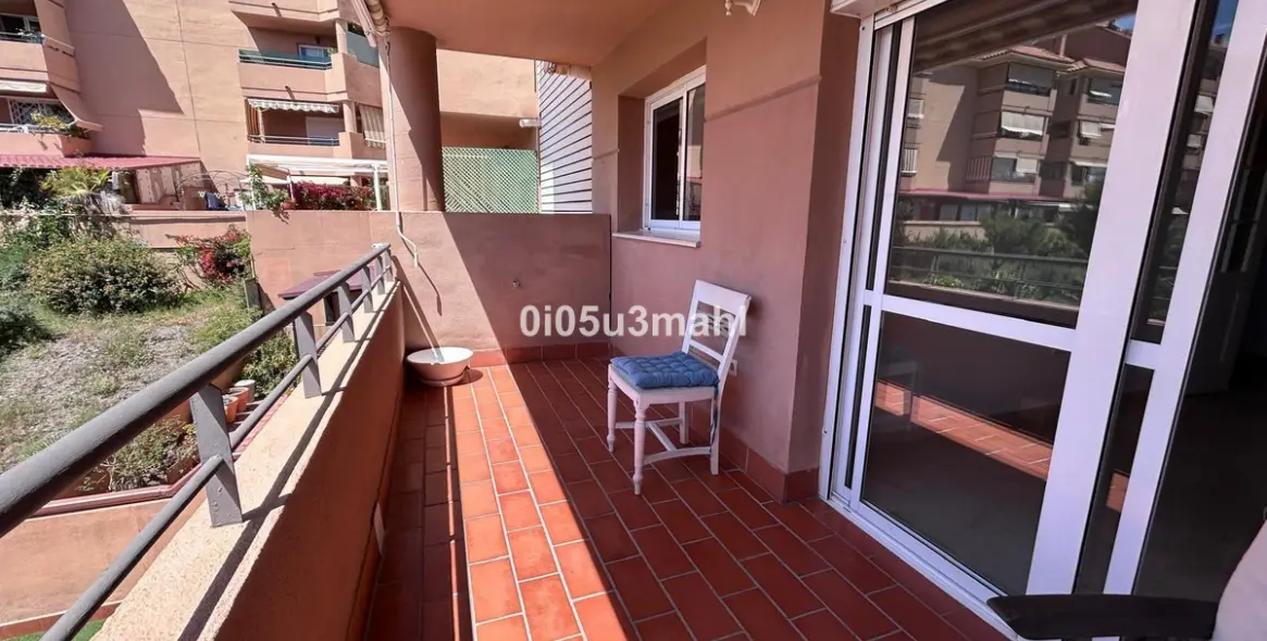 Sale of middle floor apartment in El Palo 26