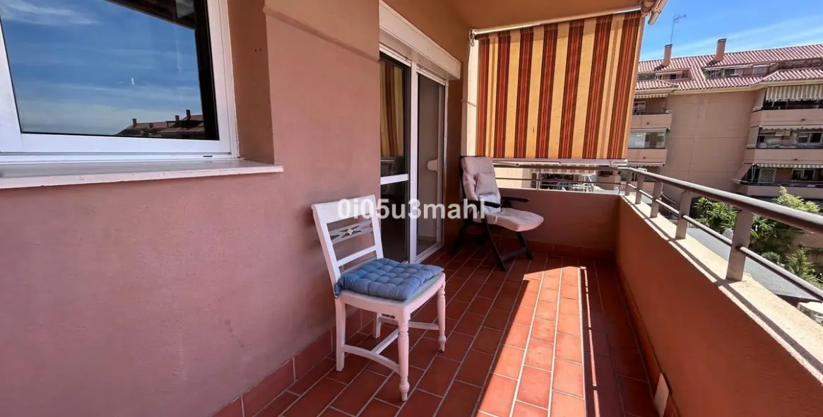 Sale of middle floor apartment in El Palo 27