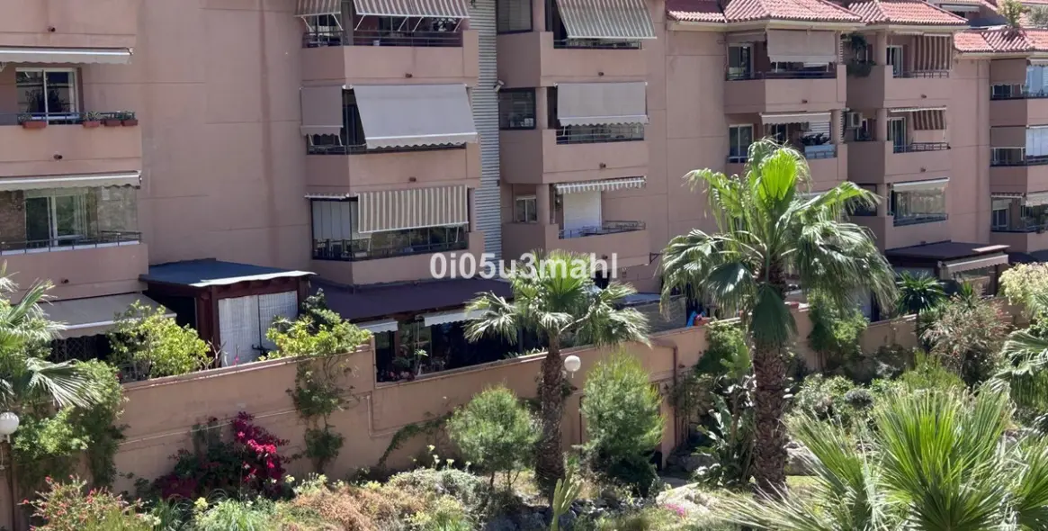 Sale of middle floor apartment in El Palo 28