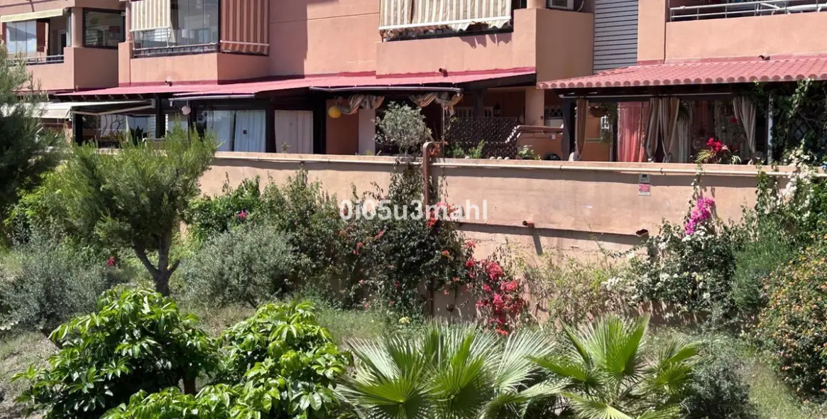 Sale of middle floor apartment in El Palo 29