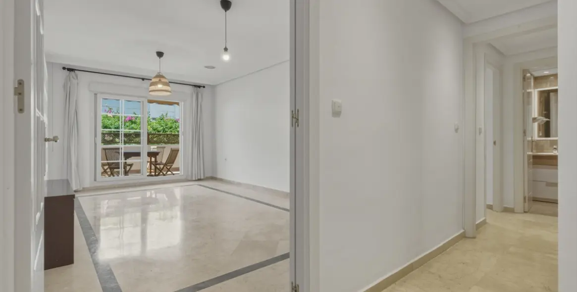 Sale of middle floor apartment in The Golden Mile 1