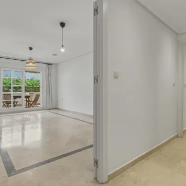 Sale of middle floor apartment in The Golden Mile