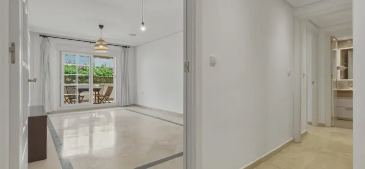 Sale of middle floor apartment in The Golden Mile 0