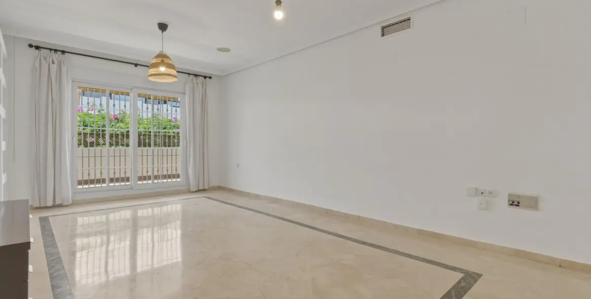 Sale of middle floor apartment in The Golden Mile 3