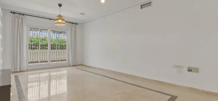 Sale of middle floor apartment in The Golden Mile 2