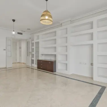 Sale of middle floor apartment in The Golden Mile