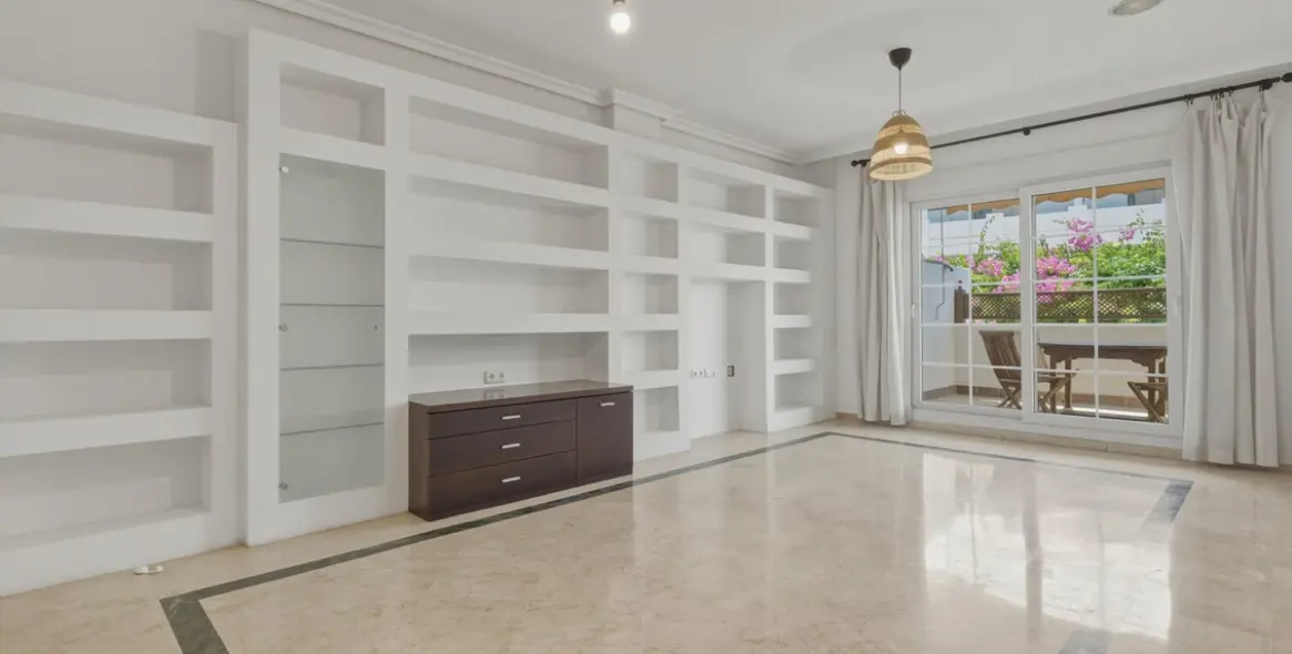 Sale of middle floor apartment in The Golden Mile 5
