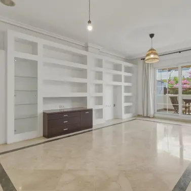 Sale of middle floor apartment in The Golden Mile