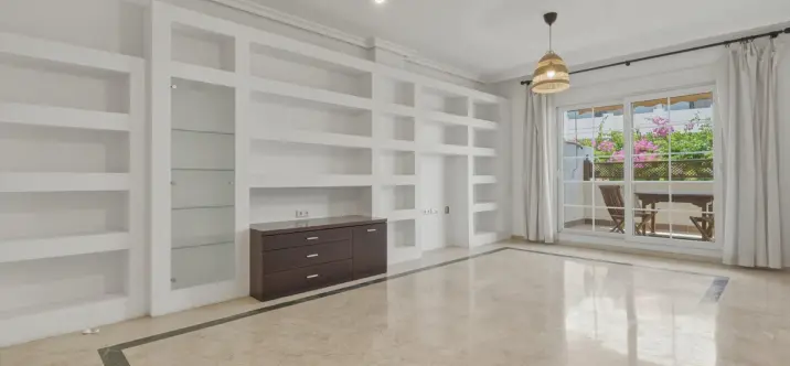Sale of middle floor apartment in The Golden Mile 4