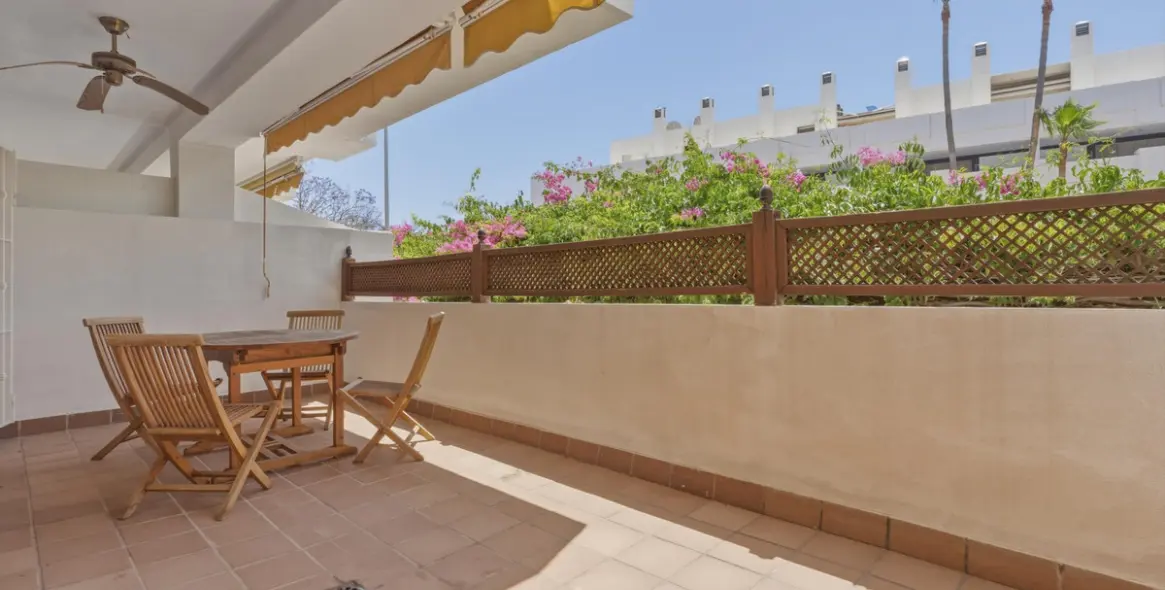 Sale of middle floor apartment in The Golden Mile 8