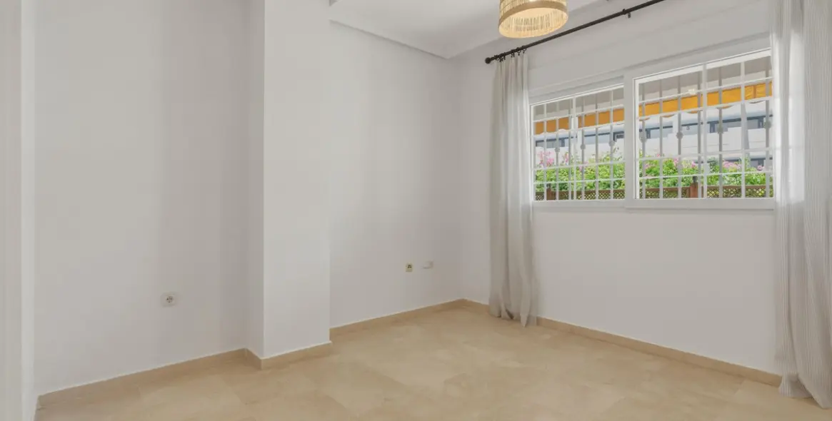 Sale of middle floor apartment in The Golden Mile 14