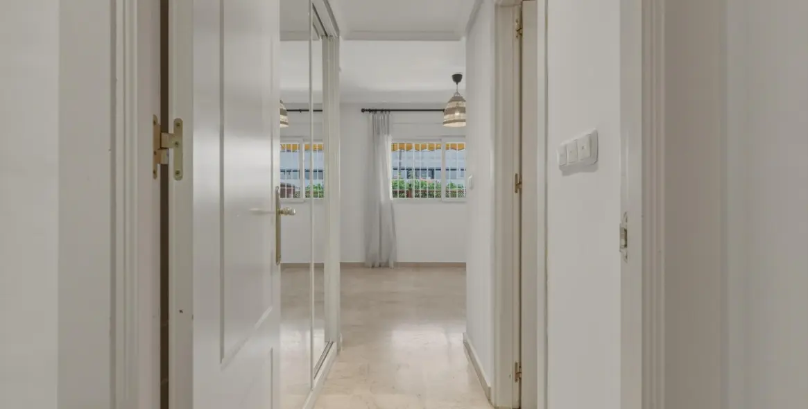 Sale of middle floor apartment in The Golden Mile 17