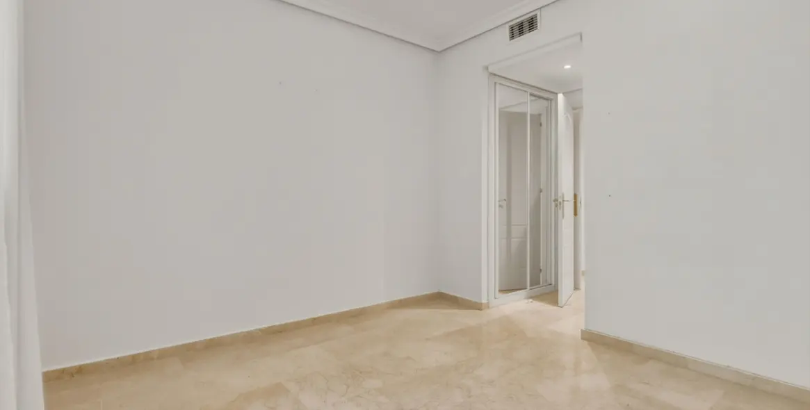 Sale of middle floor apartment in The Golden Mile 19