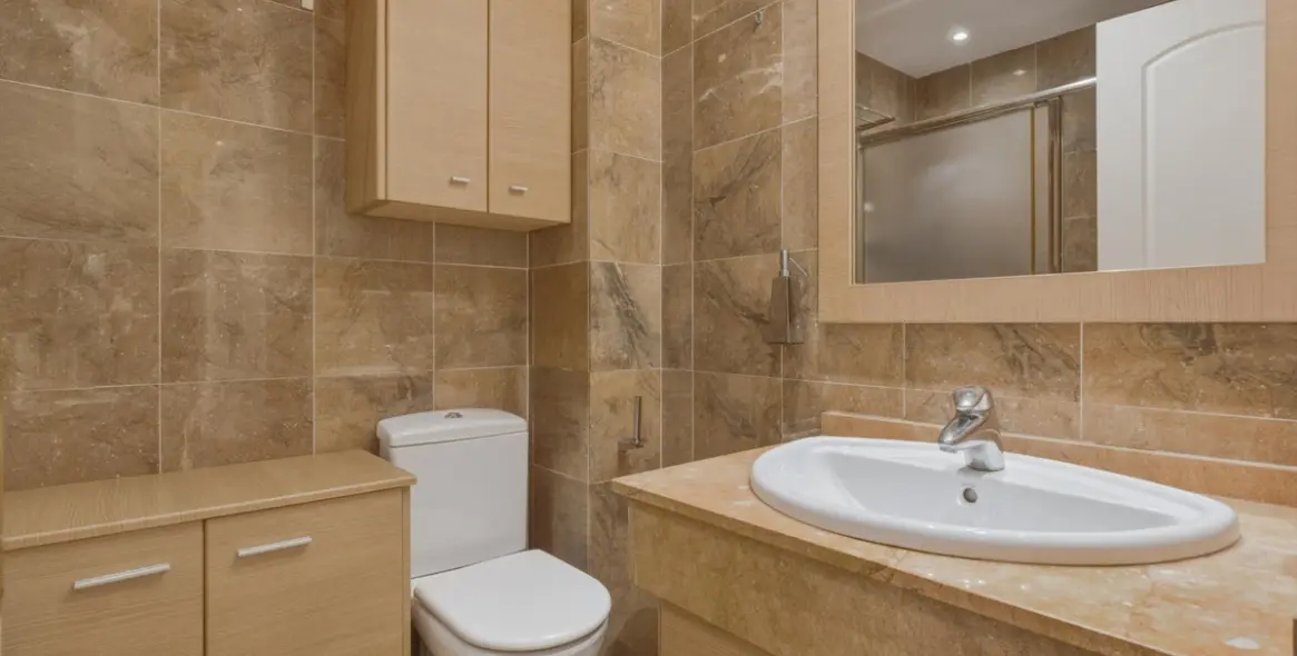Sale of middle floor apartment in The Golden Mile 20