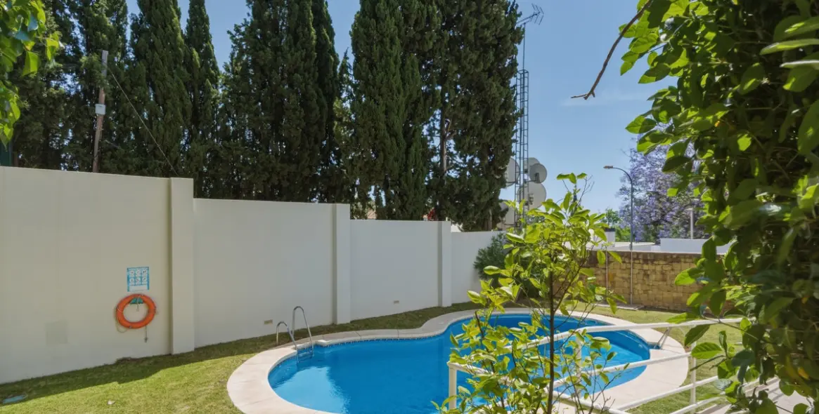 Sale of middle floor apartment in The Golden Mile 22
