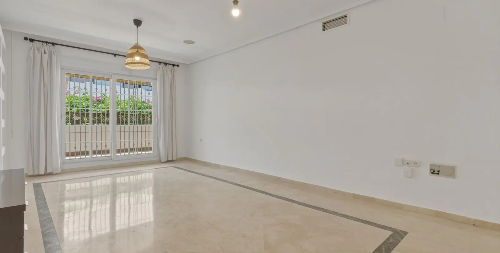 Sale of ground floor apartment in The Golden Mile 3