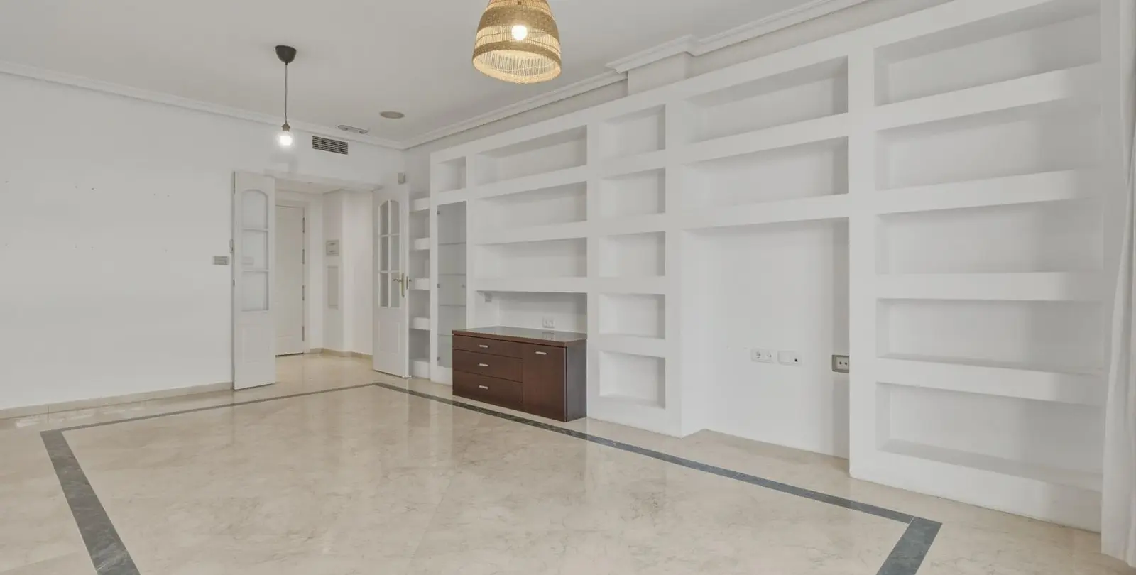 Sale of ground floor apartment in The Golden Mile 4