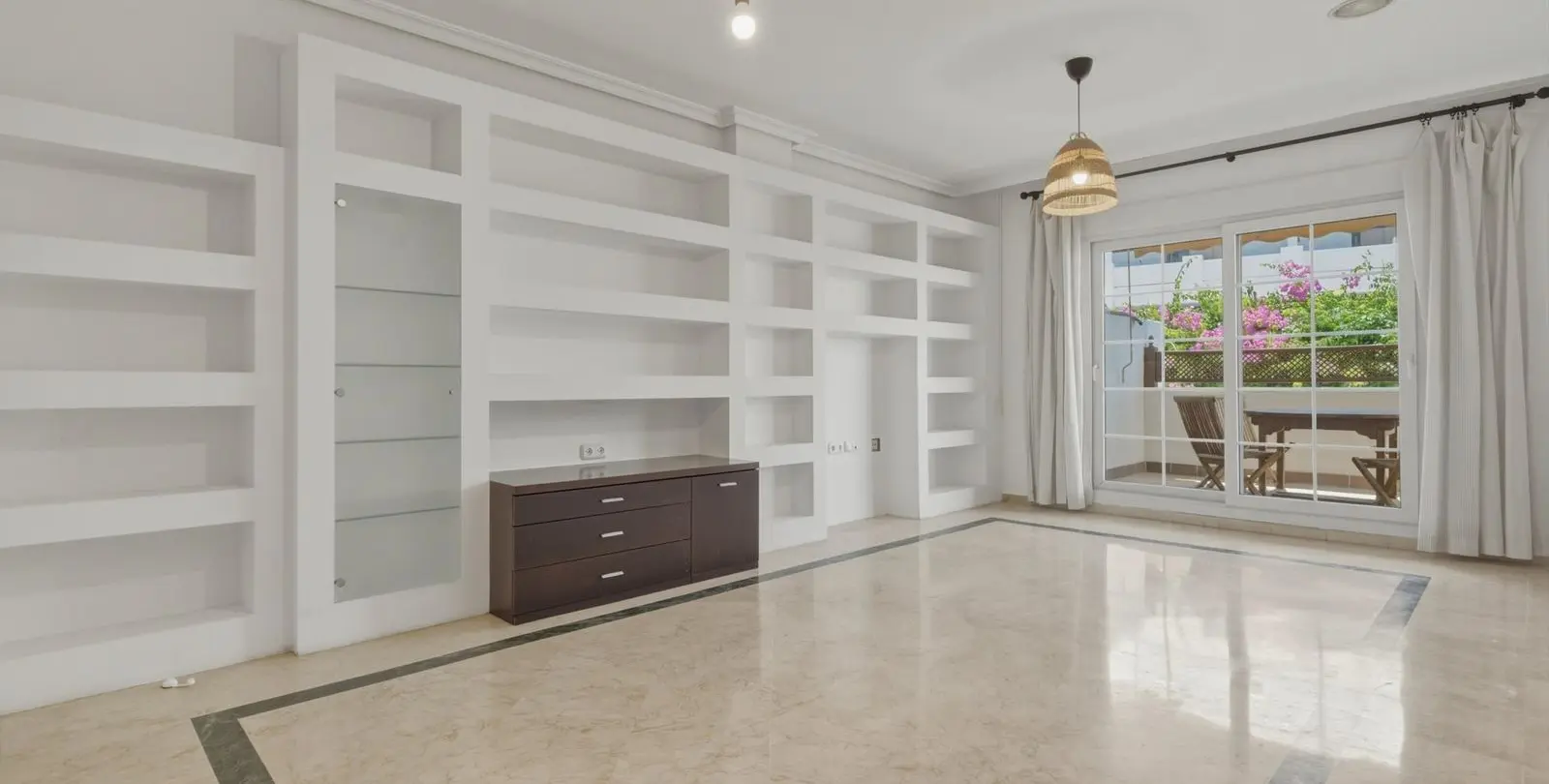Sale of ground floor apartment in The Golden Mile 5