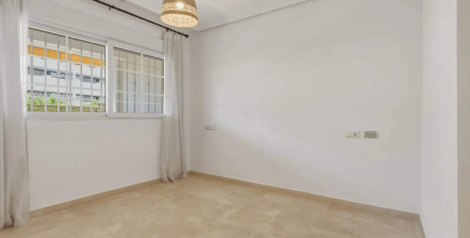Sale of ground floor apartment in The Golden Mile 13