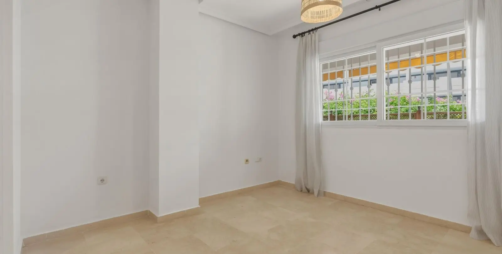 Sale of ground floor apartment in The Golden Mile 14