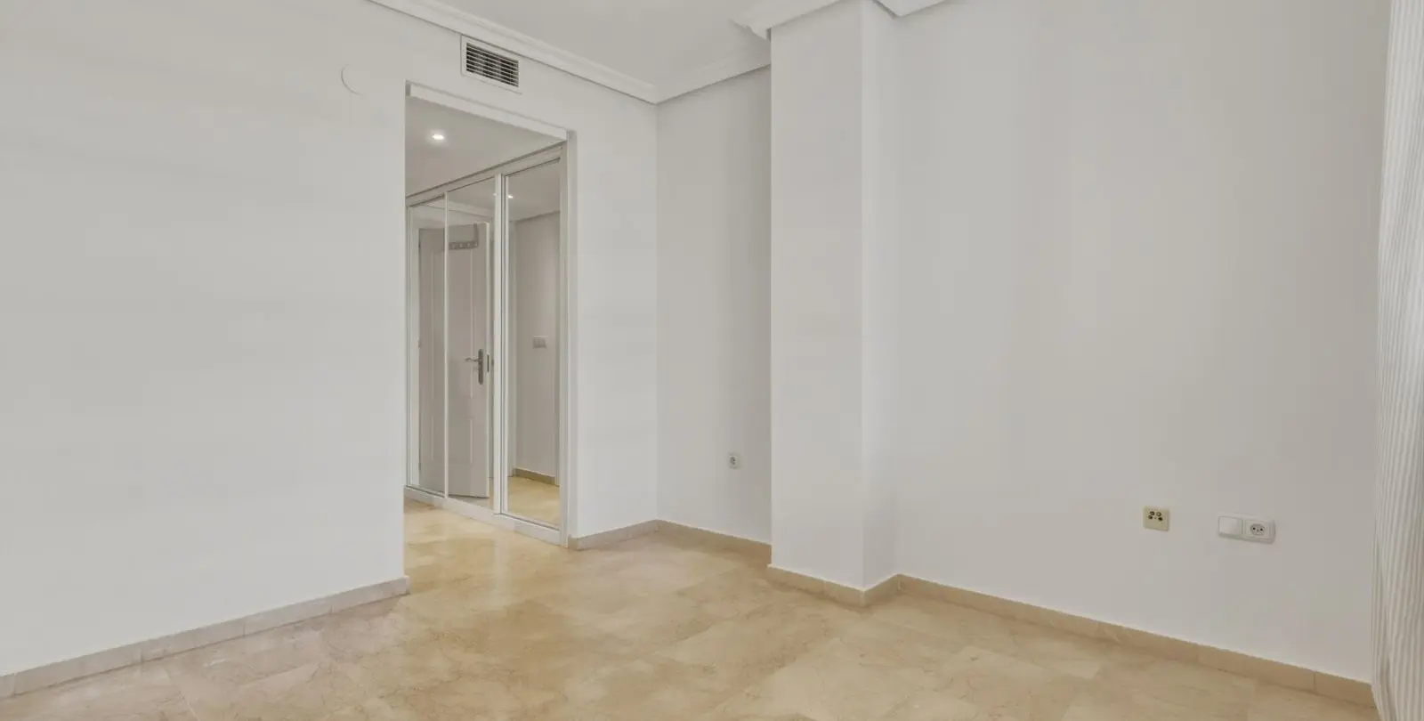 Sale of ground floor apartment in The Golden Mile 15