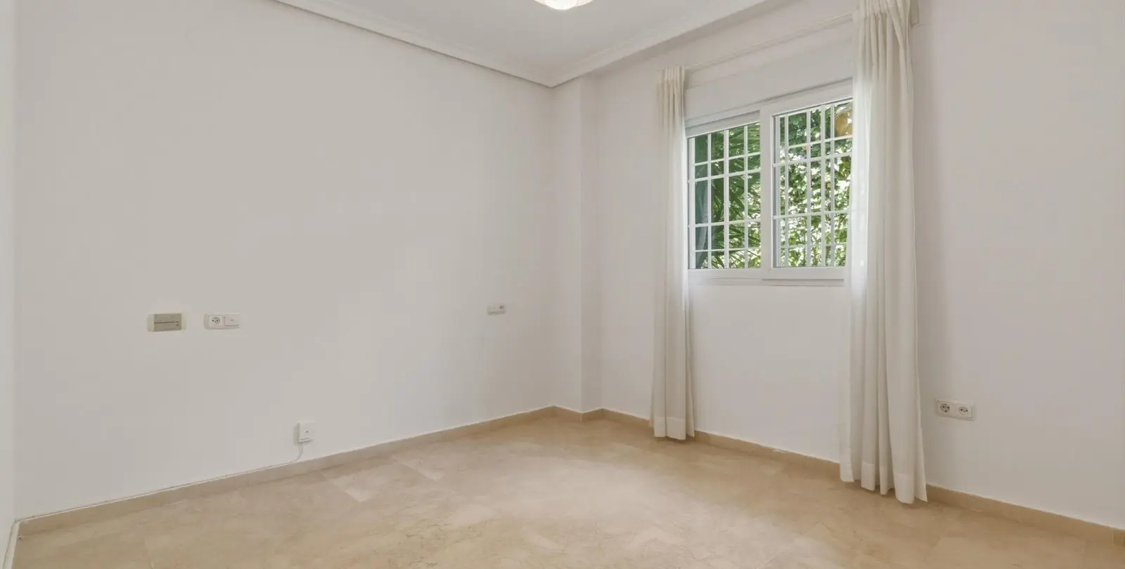 Sale of ground floor apartment in The Golden Mile 18
