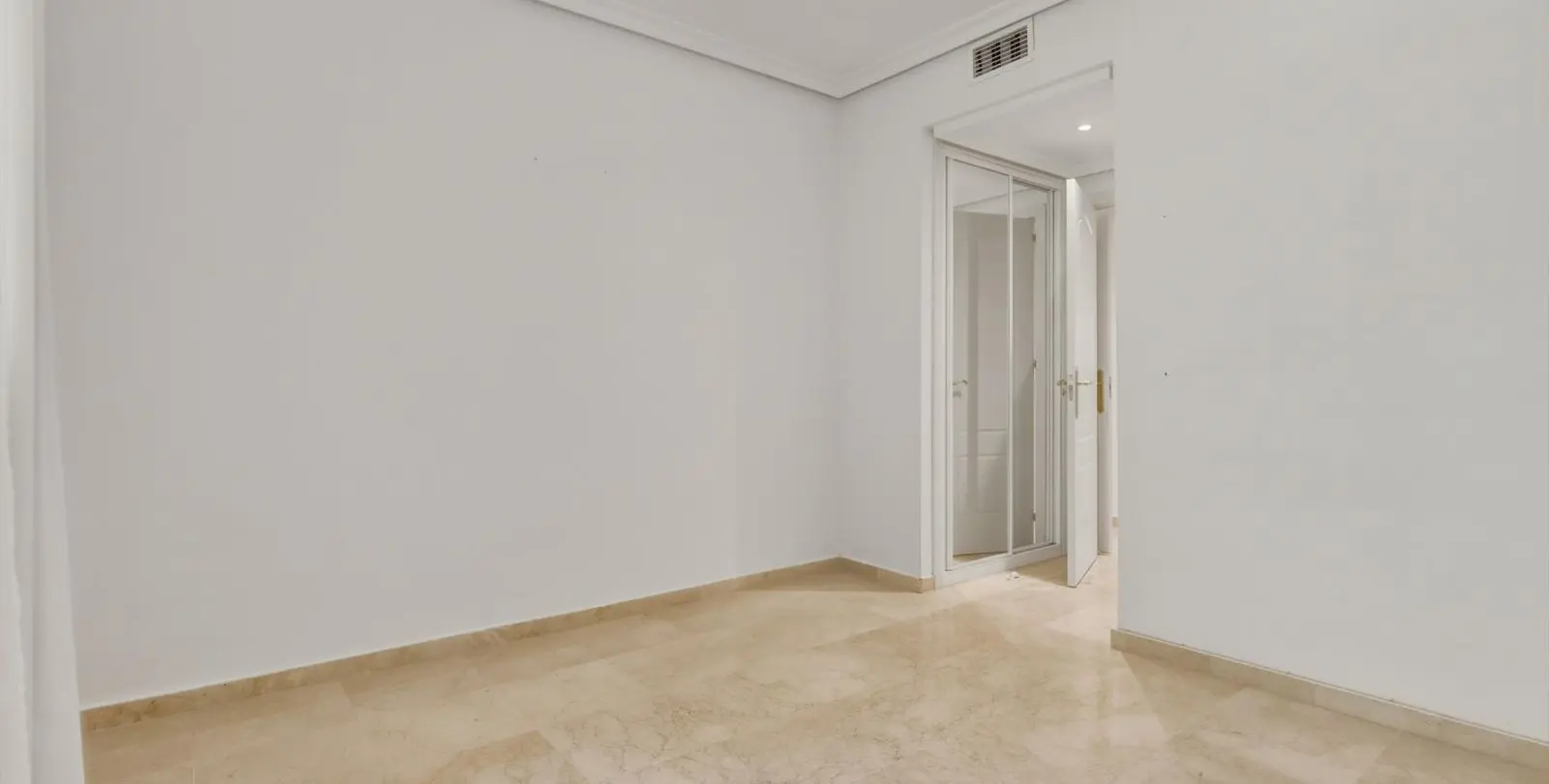 Sale of ground floor apartment in The Golden Mile 19
