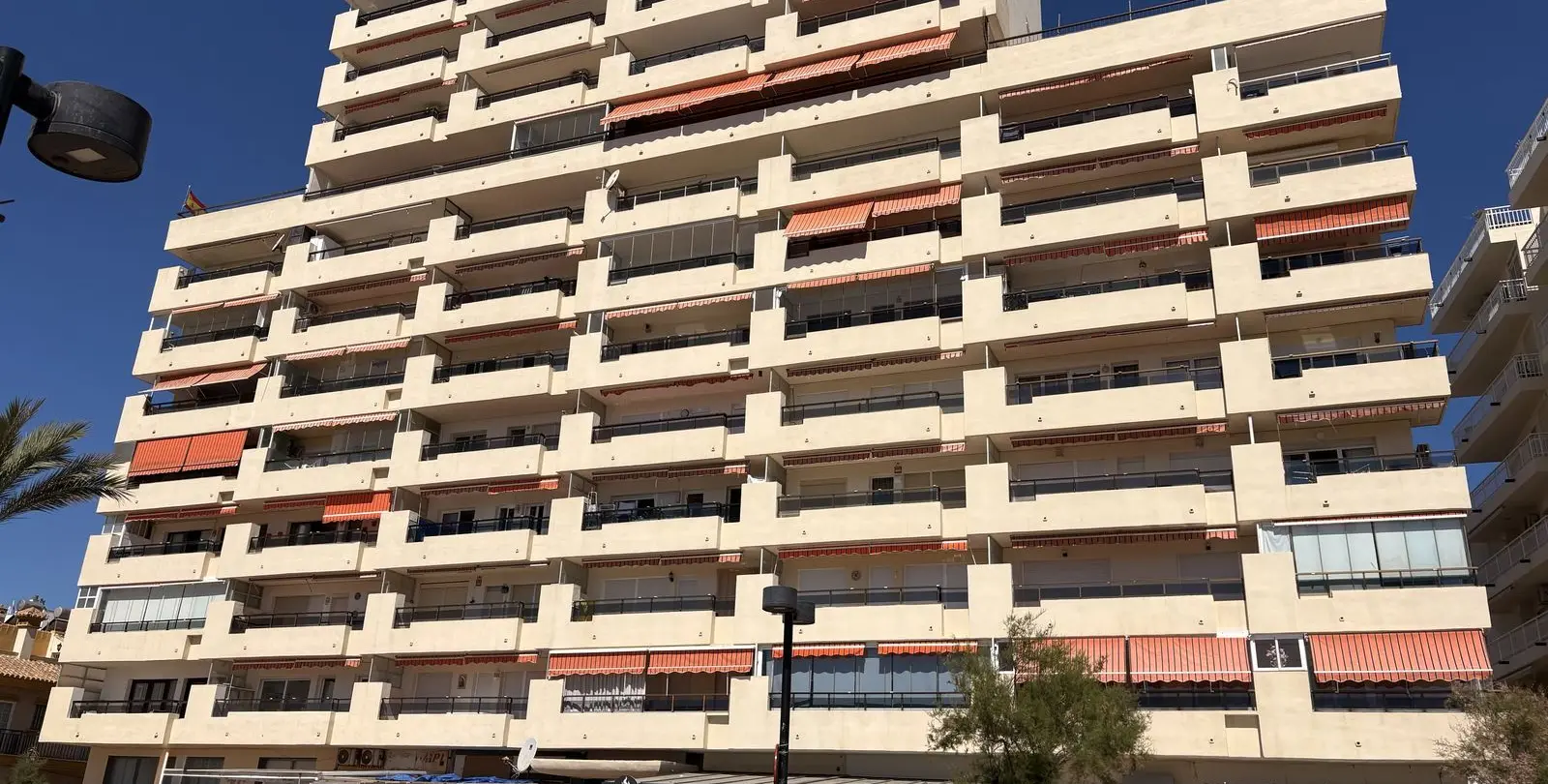 Sale of middle floor apartment in Fuengirola 2