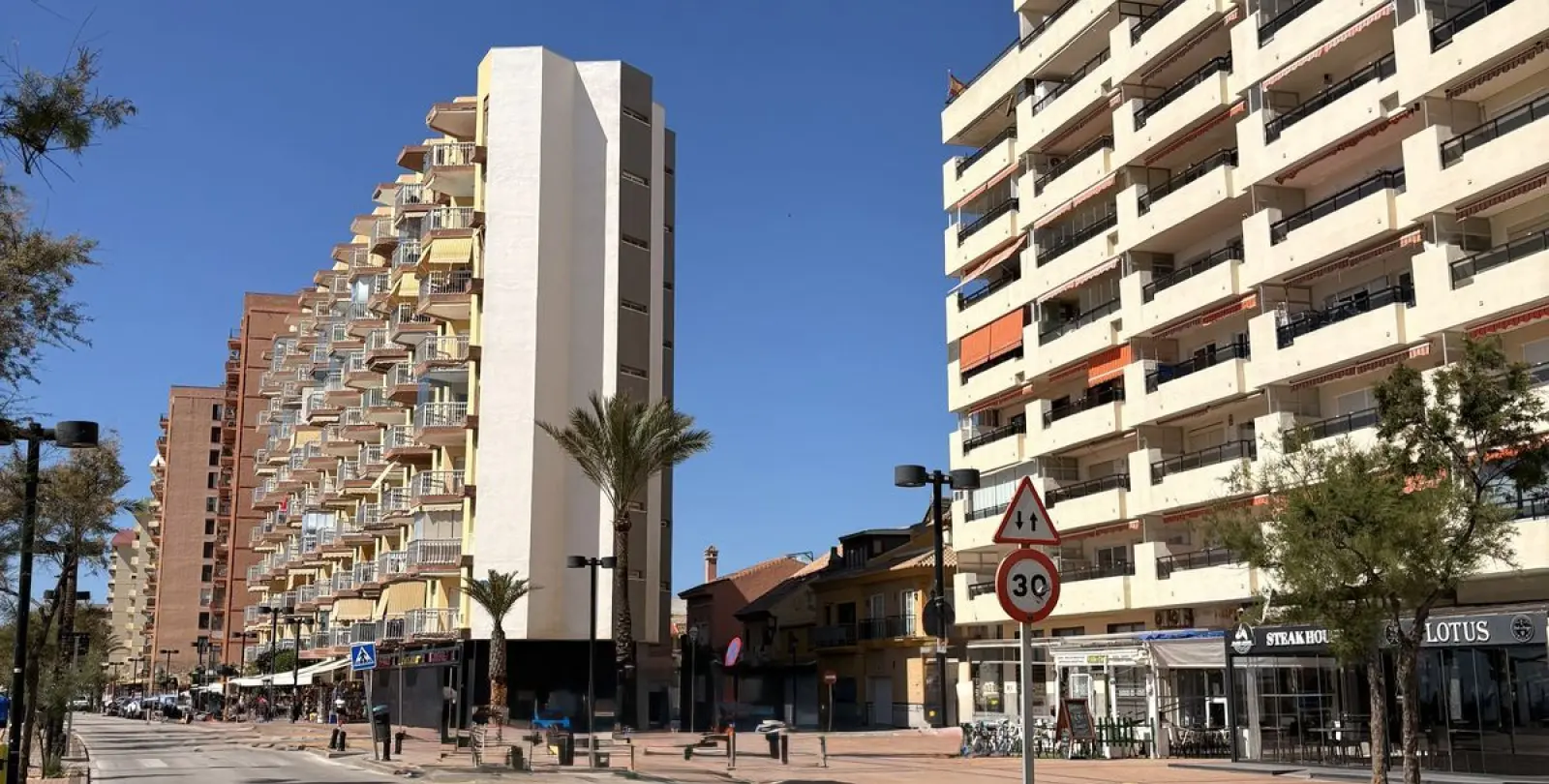 Sale of middle floor apartment in Fuengirola 10
