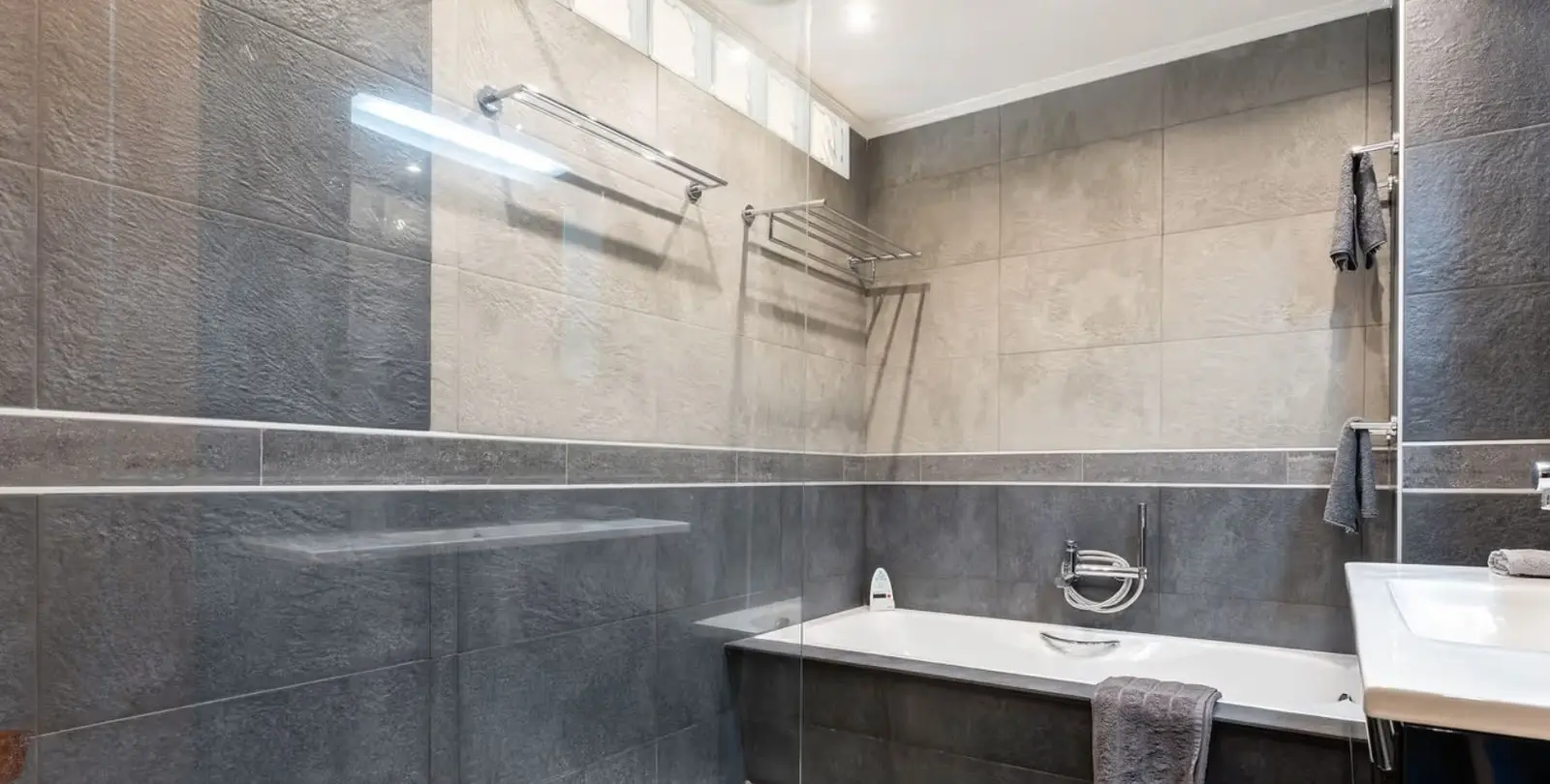 Sale of middle floor apartment in Fuengirola 12