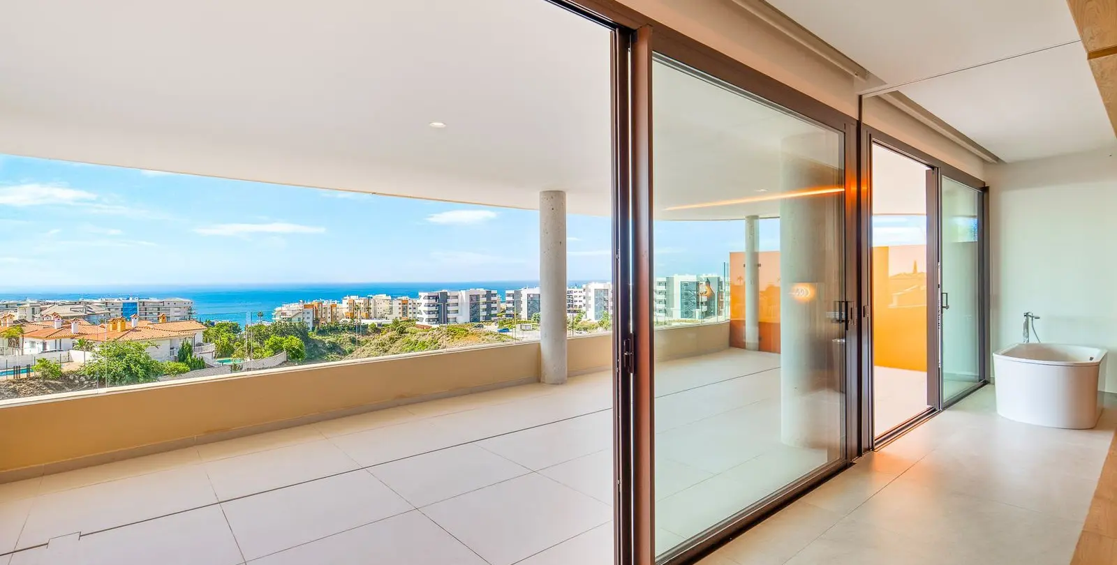 Sale of middle floor apartment in Fuengirola 2
