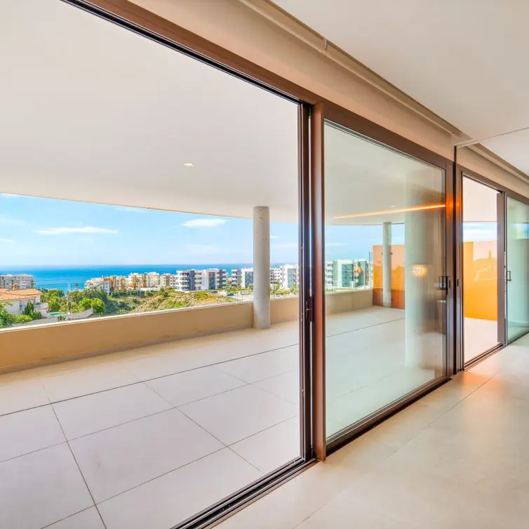 Sale of middle floor apartment in Fuengirola