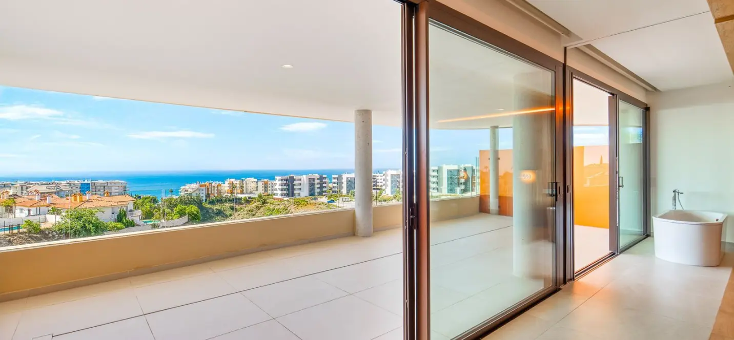 Sale of middle floor apartment in Fuengirola 1