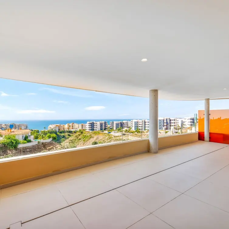 Sale of middle floor apartment in Fuengirola