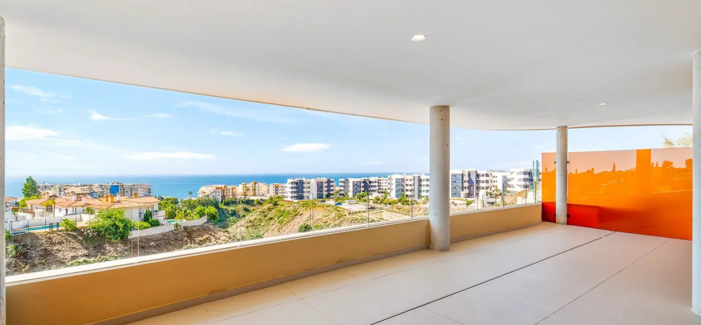 Sale of middle floor apartment in Fuengirola 2