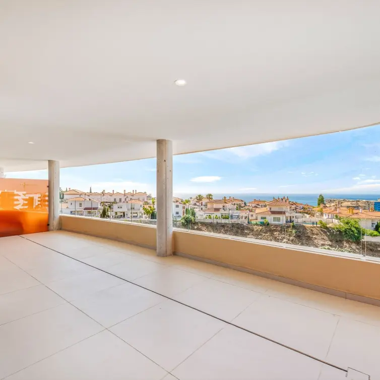 Sale of middle floor apartment in Fuengirola
