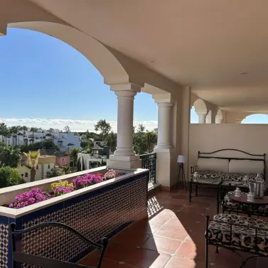 Sale of middle floor apartment in The Golden Mile