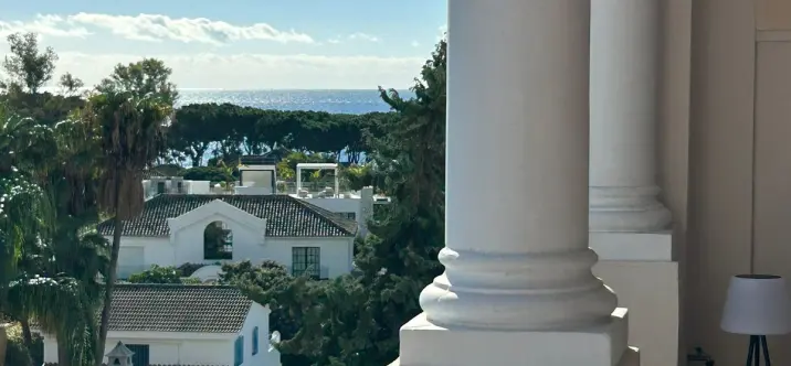 Sale of middle floor apartment in The Golden Mile 4