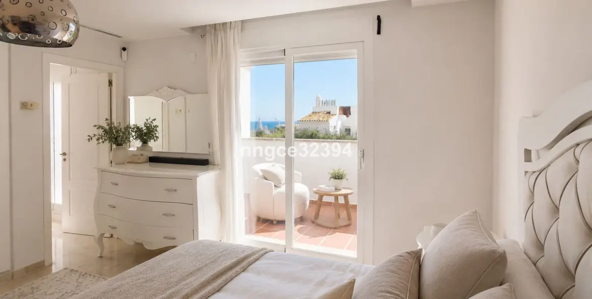 Sale of penthouse duplex in Nueva Andalucía 11